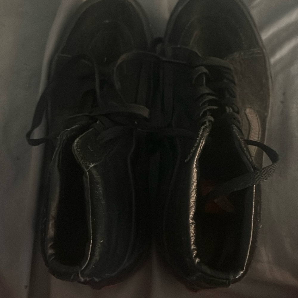 They don’t fit me anymore side is 9 color is black